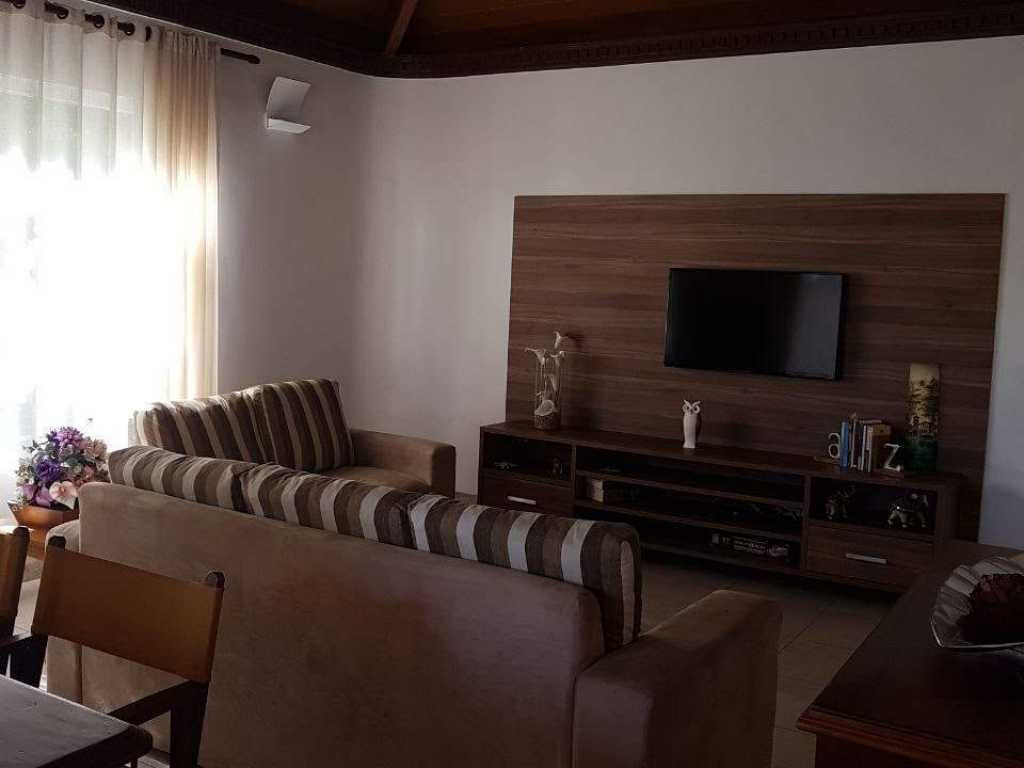 Guarajuba - Casa 5/4 Suites com ar - Mobiliada - Churrasqueira e forno a lenha a 200 metros do centro e 300 metros do mar.