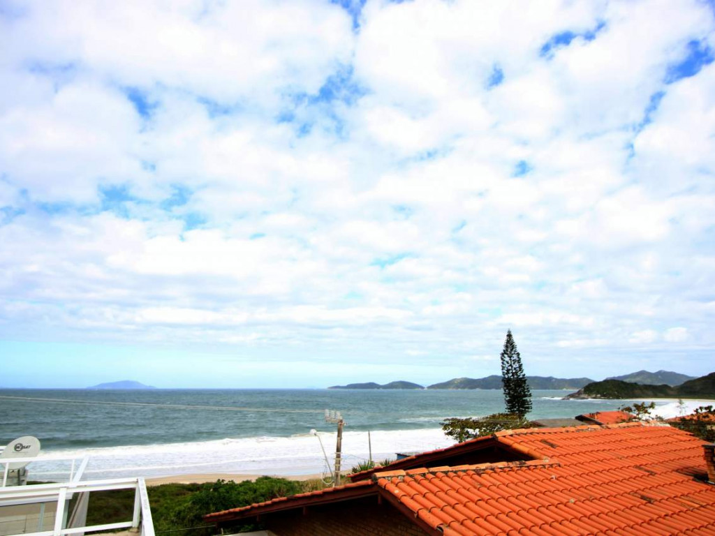 Sobrado geminado com linda vista para praia de Quatro Ilhas em Bombinhas - Exclusivo.