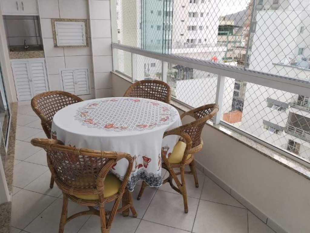 Amplo apartamento com linda vista no Centro de Balneário Camboriú!