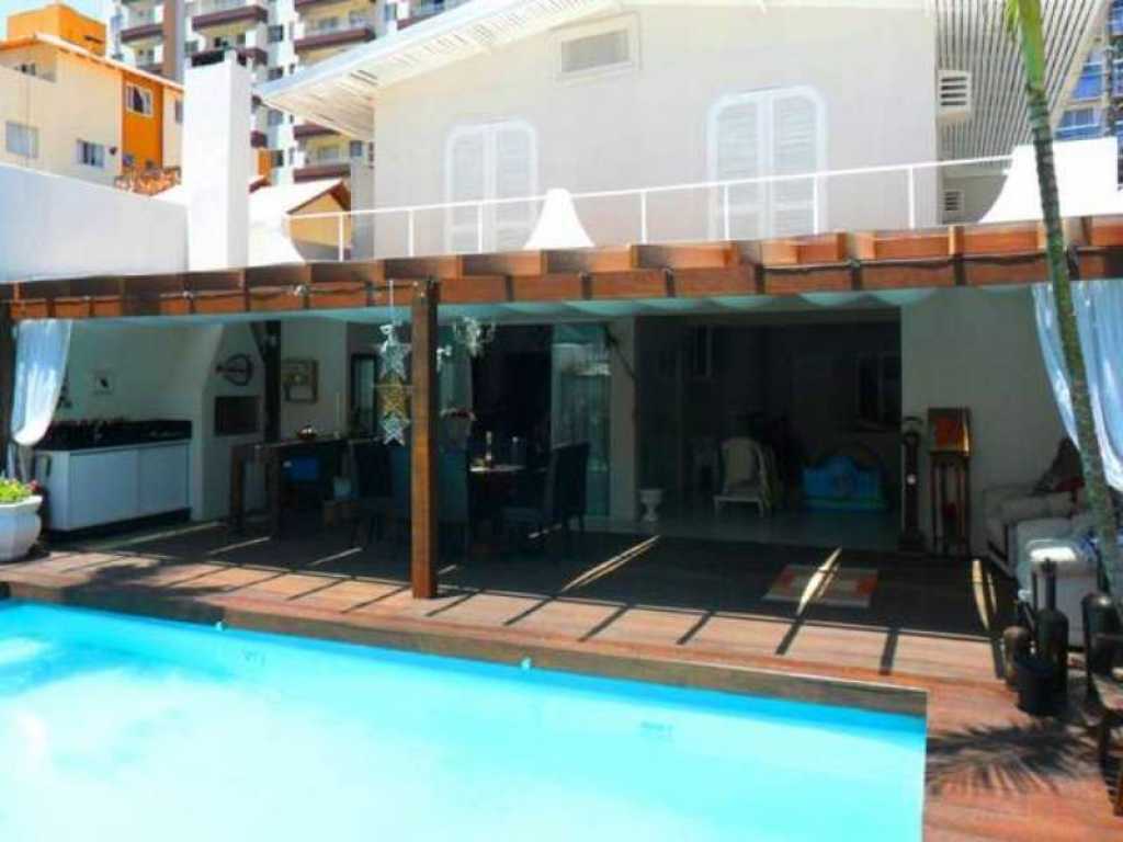 Grande casa climatizada com piscina no centro de Balneário Camboriú!