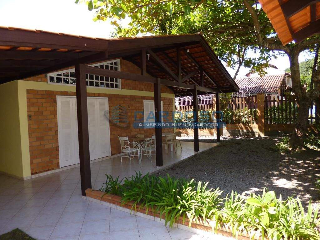 HOUSE VERY WELL LOCATED IN THE CENTER OF BOMBINHAS