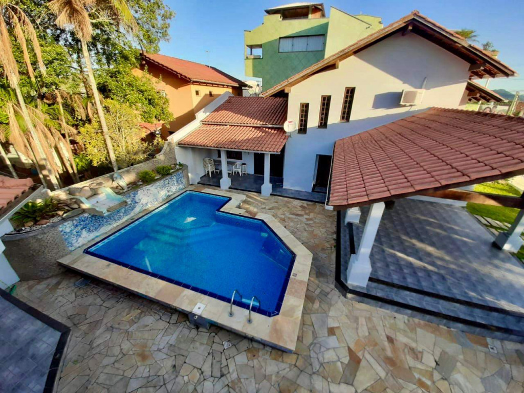 Casa com piscina 300 mts da praia