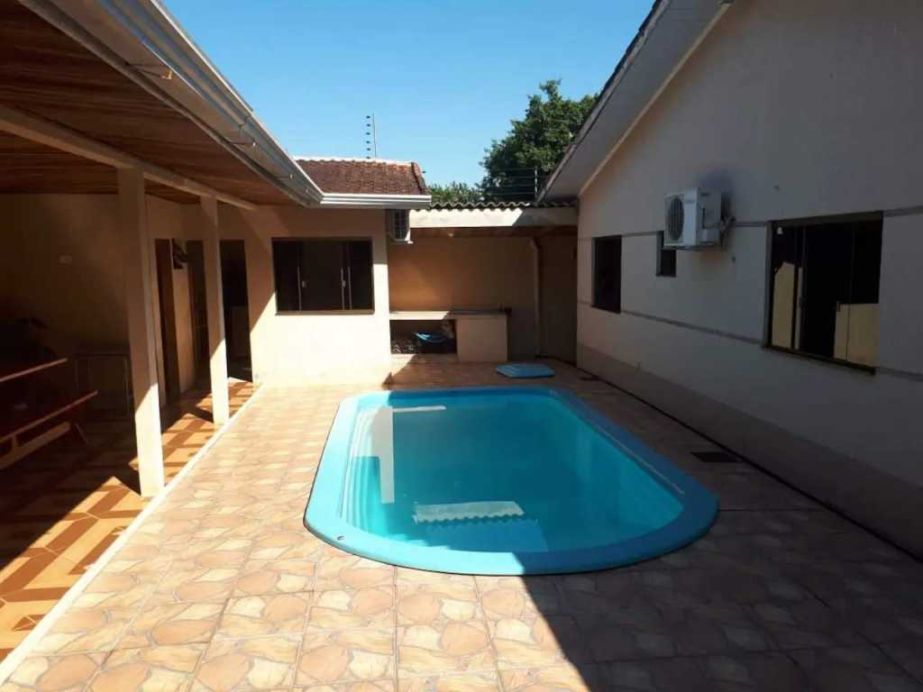 Entire house with pool and air conditioning in strategic location