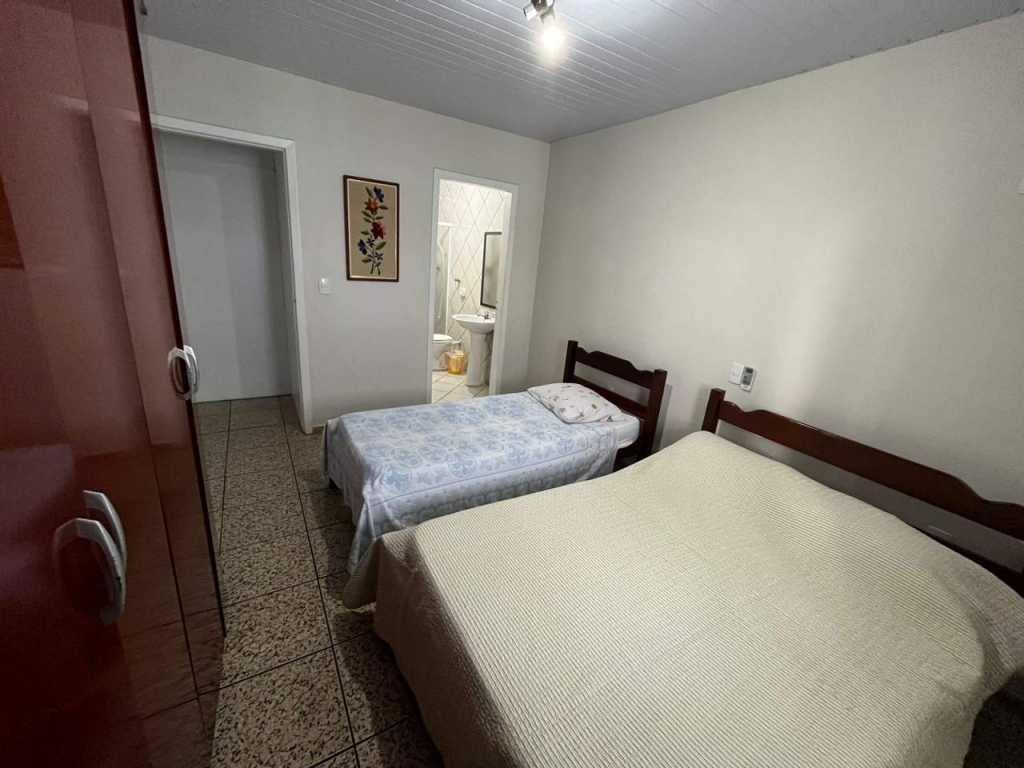 HOUSE 3 BEDROOMS (1 SUITE) - FOR 10 PEOPLE cod.48 - BALNEÁRIO CAMBORIÚ - CENTER