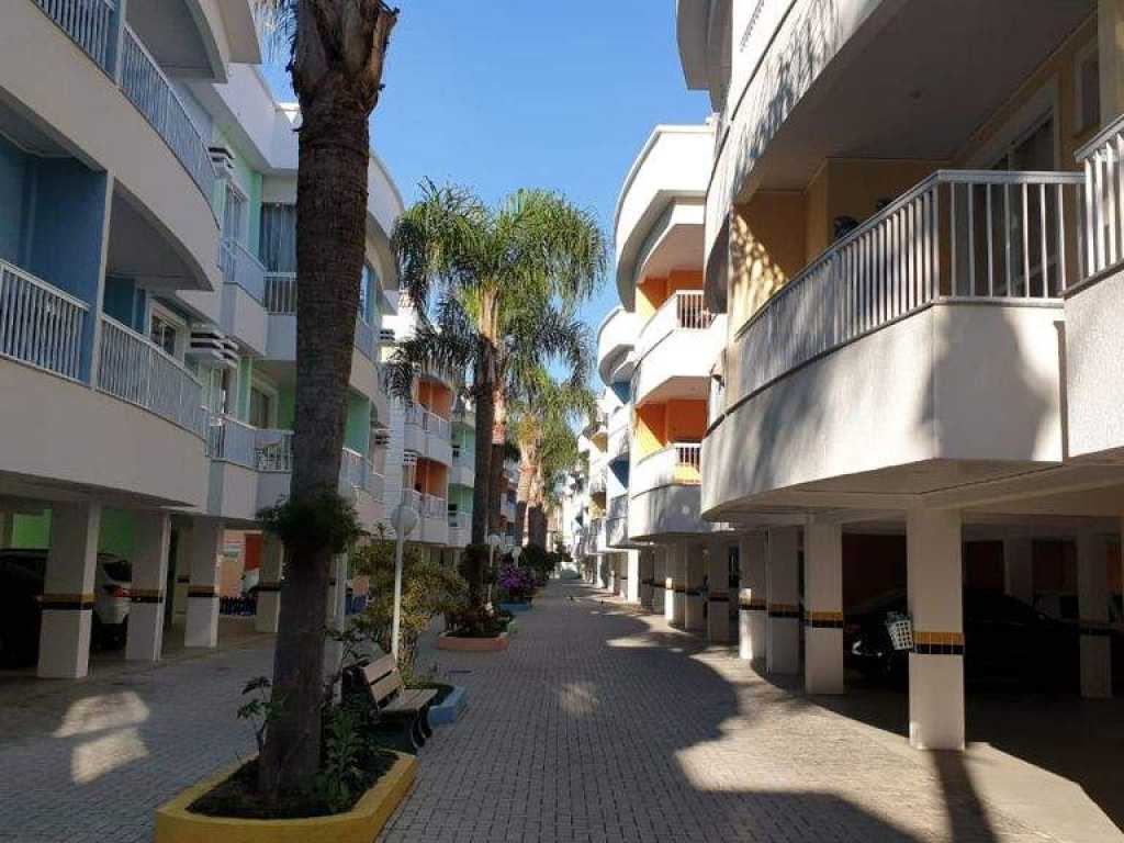 Apartamento com 2 dormitórios em condomínio fechado a poucos metros da praia