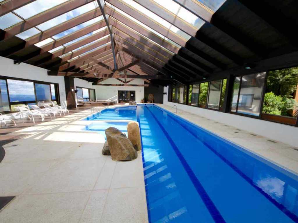 Alugar apartamento em Gramado, 05 pessoas, piscina