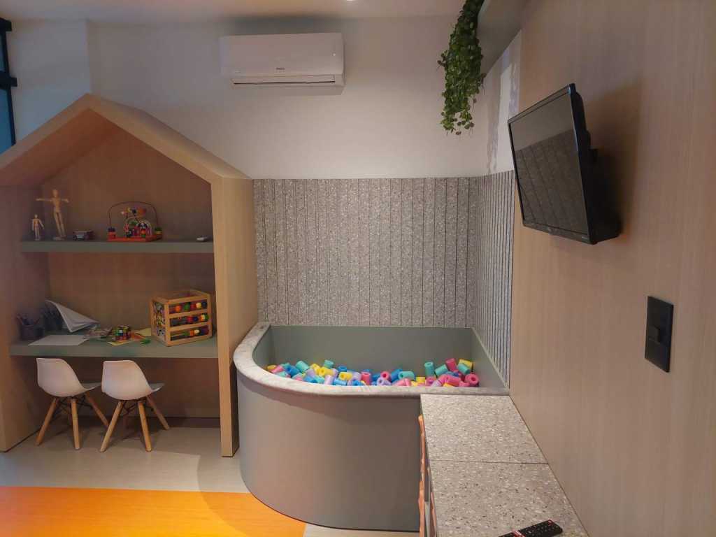 Lindo apartamento , novinho , bem mobilado condomínio com piscina aquecida e Jacuzzi,  pertinho do mar.