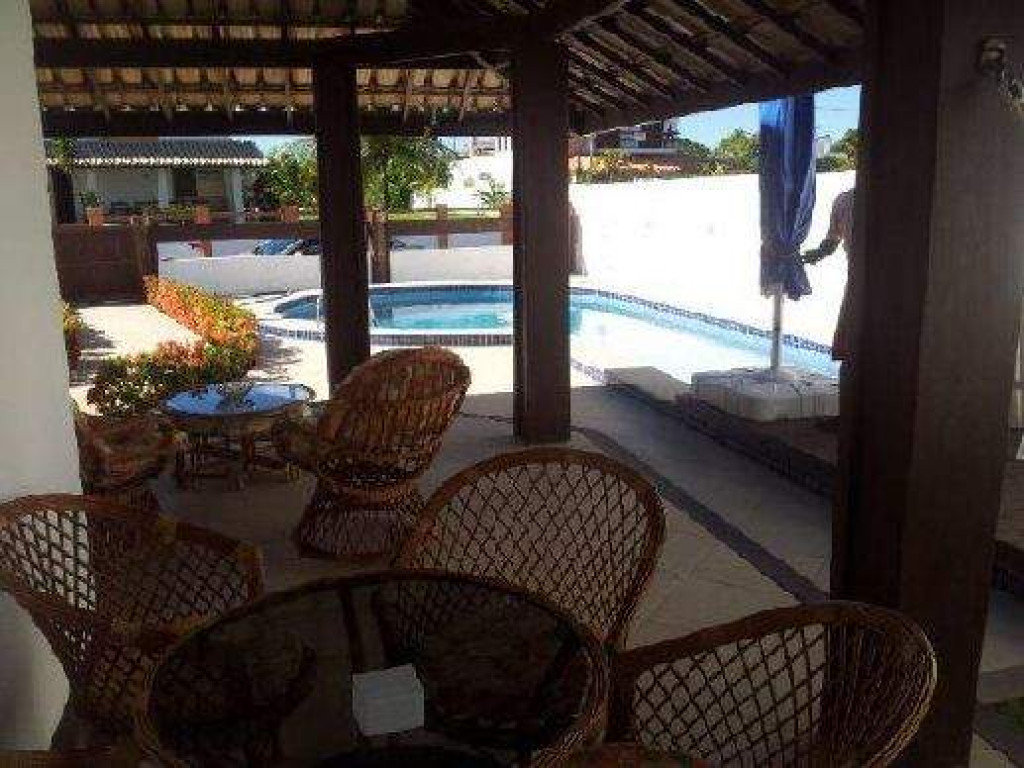 Guarajuba - Casa 4/4 suites com piscina e churrasqueira a 270 metros do mar