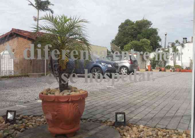 Quarto na praia! Comodidade de um quarto com ar condicionado, frigobar e TV Smart e banheiro com secador de cabelos e toalheiro térmico.