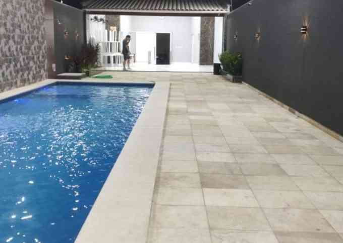 Espaço de festa com piscina e churrasqueira