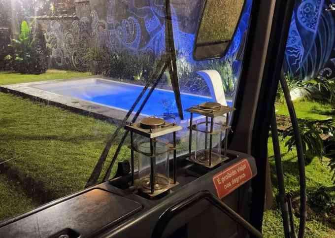 Descubra a magia de se hospedar em um ônibus.