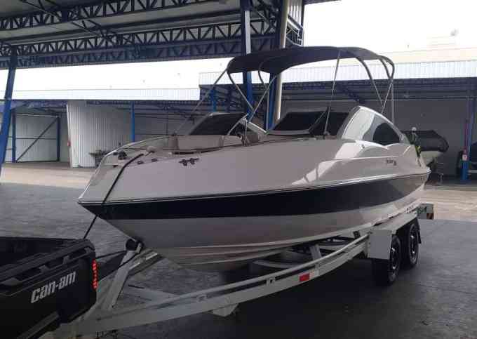 Linda lancha para locação em Porto Rico