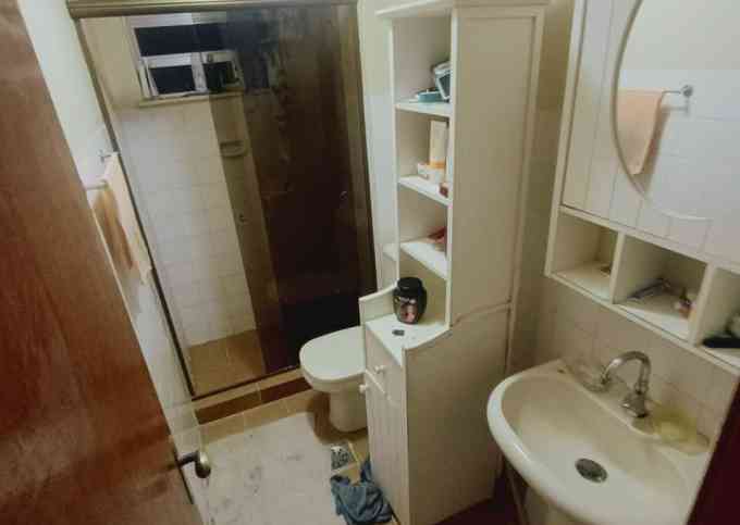 Quarto em apartamento decorado lado a o RockinRio com tv e Net, poucas pessoas para ficar melhor