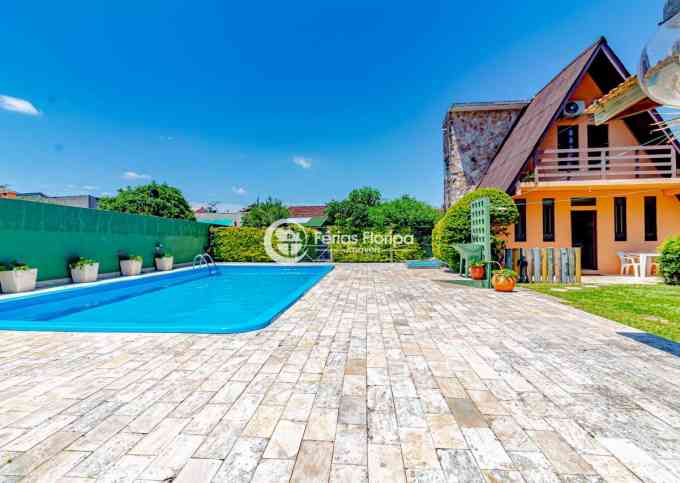 Casa Chalé Rústica Arborizada Com piscina e churrasqueira - REF 106