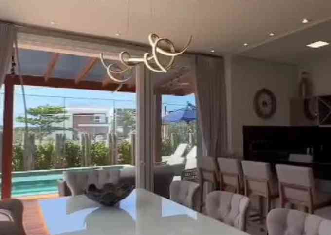 Linda Casa com Piscina Privativa no Condomínio Dubai