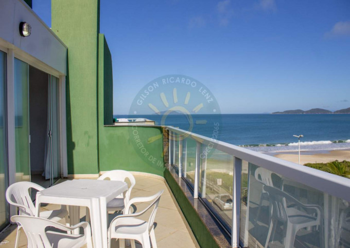 Loft amplo com vista para o mar, localizado na praia de Quatro Ilhas em Bombinhas.