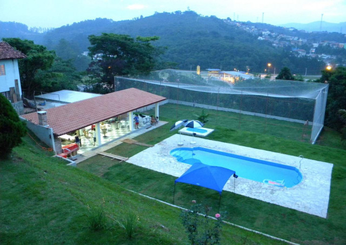 Agradável chácara com piscina e campo de futebol em Mairiporã
