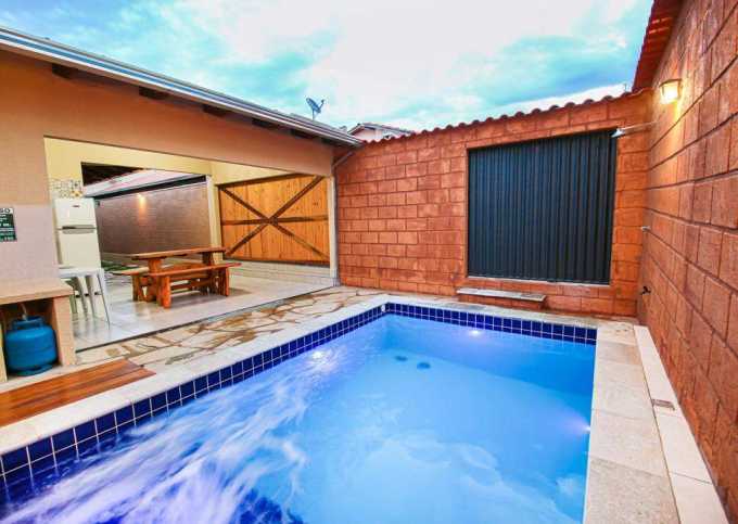 Casa com 6 suítes climatizadas e 2 piscinas aquecidas com hidromassagem