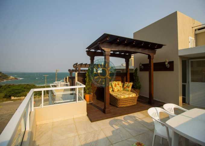 Casa decorada com 1 Suíte mais 1 Dormitório e vista para o mar, localizada na Praia de Quatro Ilhas em Bombinhas