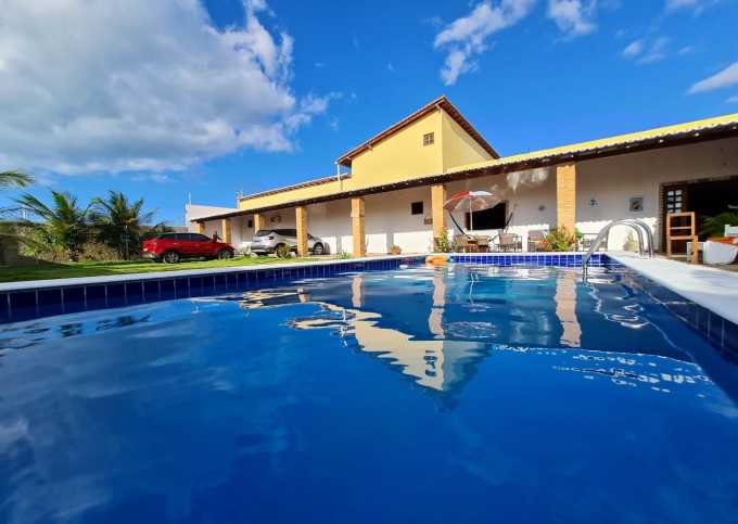 Casa ampla e aconchegante com piscina na melhor localização da praia Peito de Moça