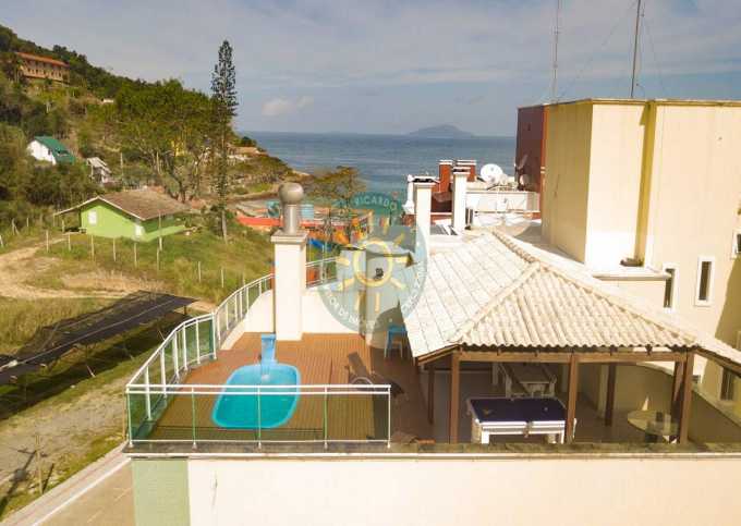 Cobertura Duplex com piscina localizada a 60 metros da praia de Quatro Ilhas - Exclusivo