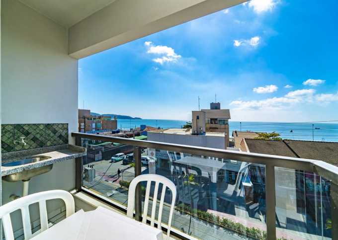 Apartamento com 2 dormitórios e vista para a praia de Bombas