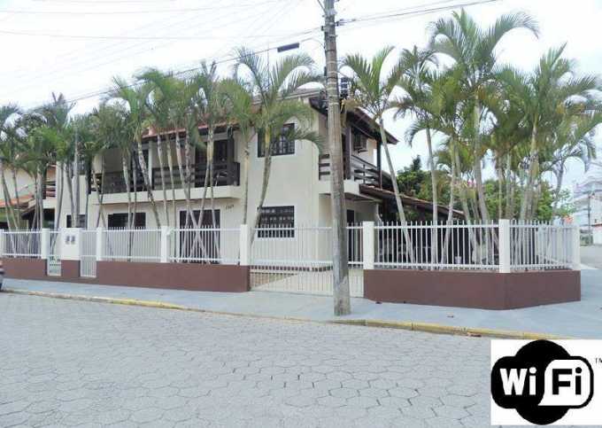 Casa 2 dormitórios para Temporada, Bombinhas / SC, bairro Canto Grande, 2 dormitórios, 2 suítes, 3 banheiros, 2 garagens, mobiliado