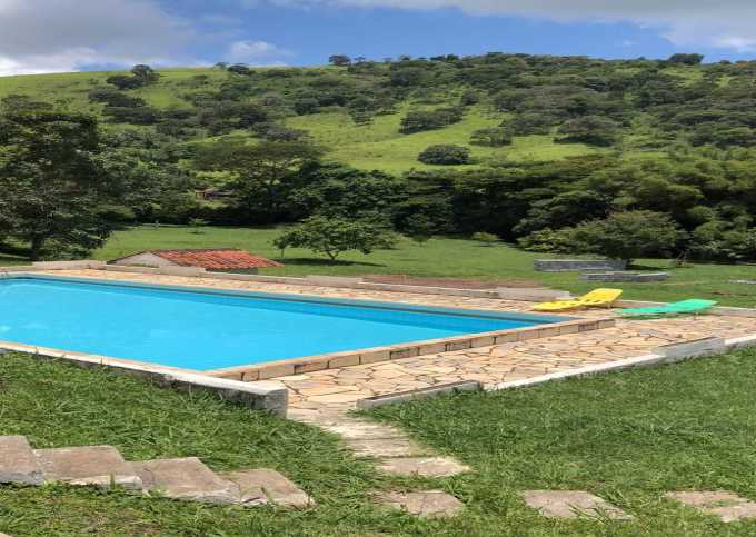 Chácara Familiar com 17.000 de área verde, em um lindo vale, piscina 12 x 6 mts.