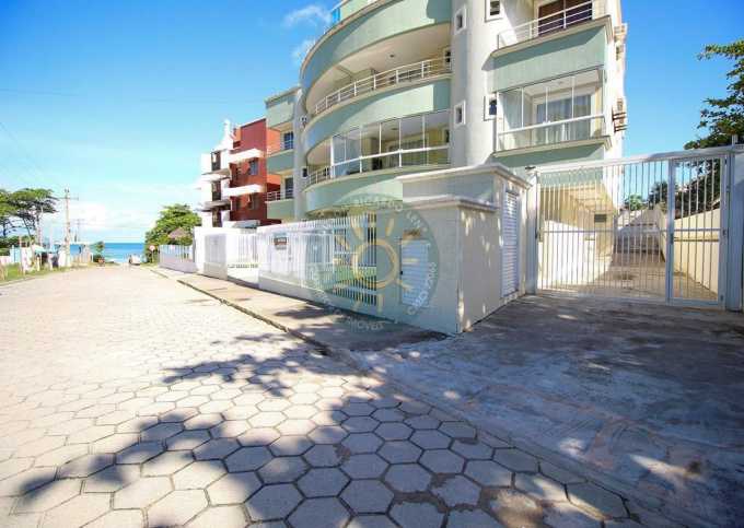 Apartamento amplo, localizado a 60 metros da praia de Quatro Ilhas - Bombinhas.
