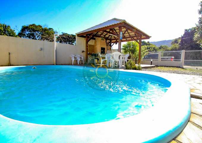 Ampla casa com piscina localizada a 250 da praia de Mariscal - Bombinhas.