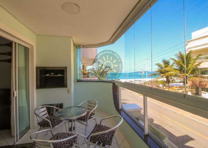 Apartamento lateral com linda vista do mar, localizado a 20 metros da praia de Quatro Ilhas em Bombinhas - Exclusivo.