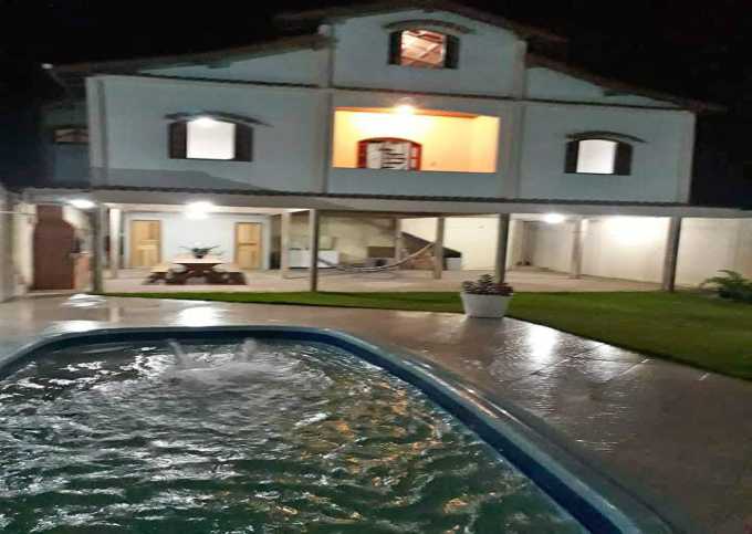 Linda casa com piscina em Guarapari