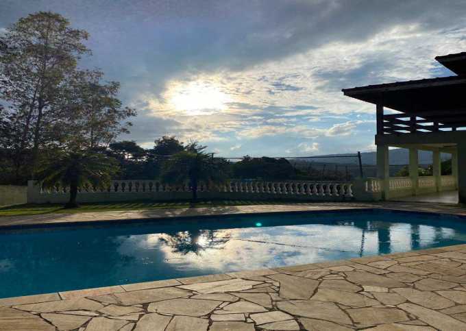Casa por temporada Mairiporã a 45 minutos de São Paulo com piscina.