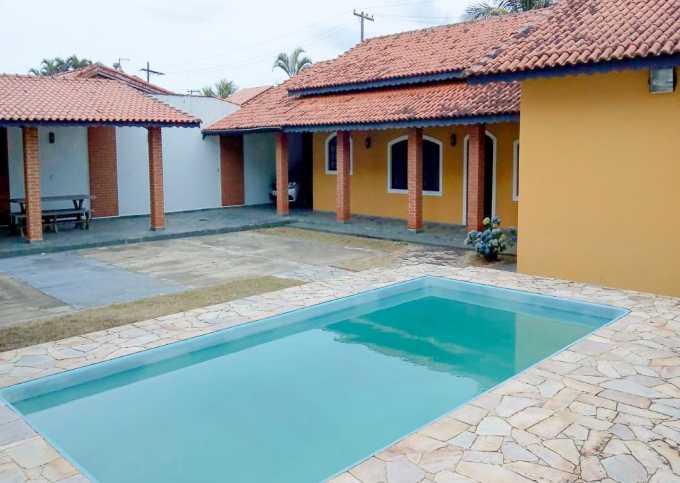 P005 - Linda casa com 3 dormitórios, piscina, churrasqueira em Peruíbe