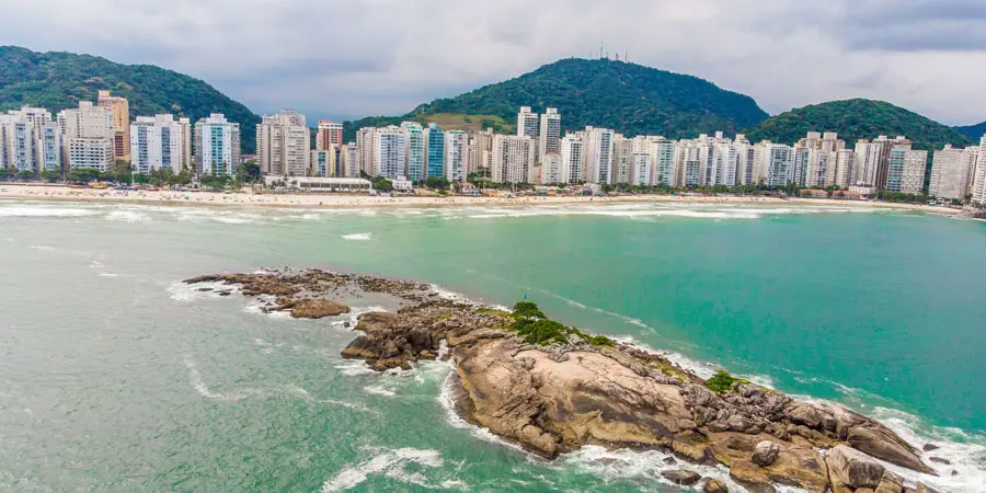 Maresias encanta turistas com praias de águas cristalinas