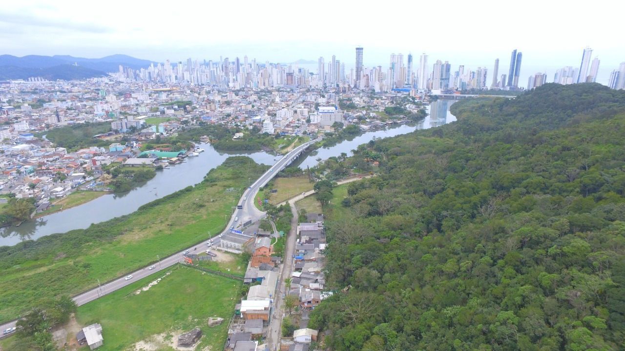 Terreno divisa com Baln.Camboriú e Camboriú - principal avenida Av.Santo Amaro