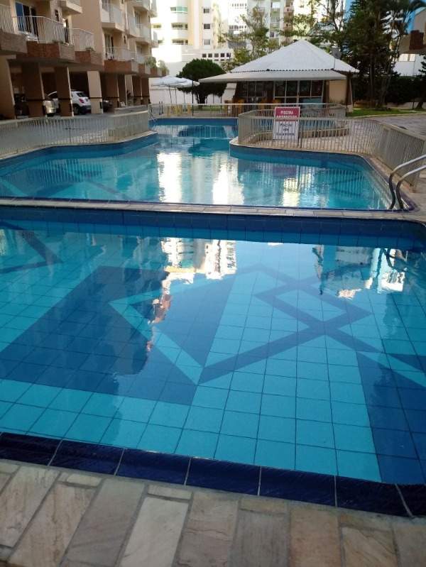 Ótimo apartamento mobiliado prédio com piscina em Balneário Camboriú!